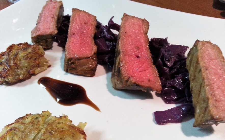 Tagliata di manzo con cavolo rosso e rosti