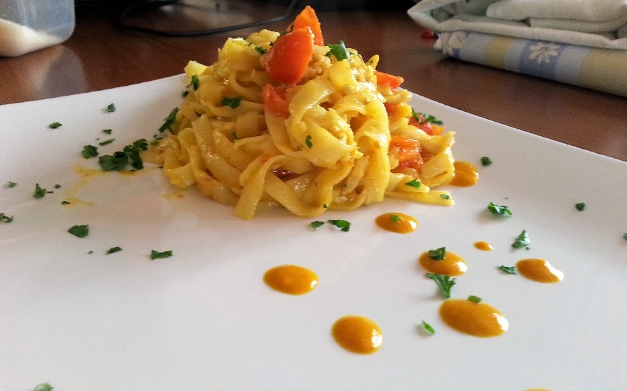 Tagliatelle con neonato e salsa alla curcuma