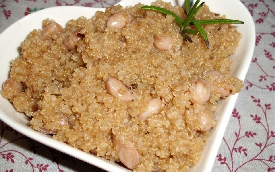 Quinoa con borlotti al rosmarino