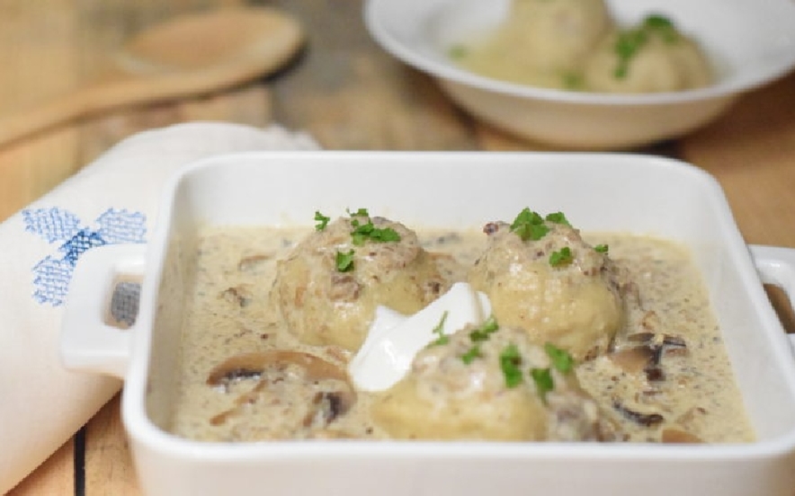 Canederli di pane con salsa ai funghi