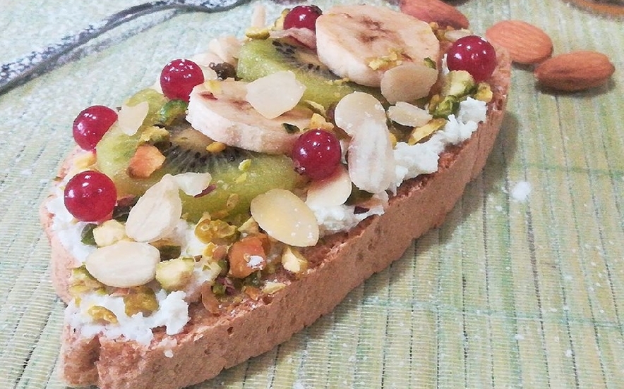 Pane tostato con ricotta e frutta