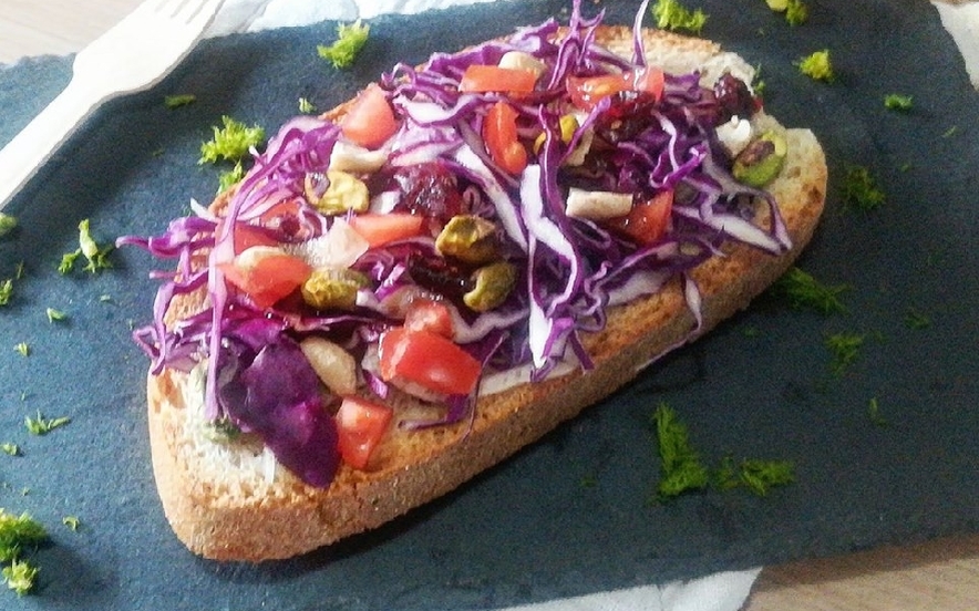 Bruschetta di cavolo rosso e frutta secca