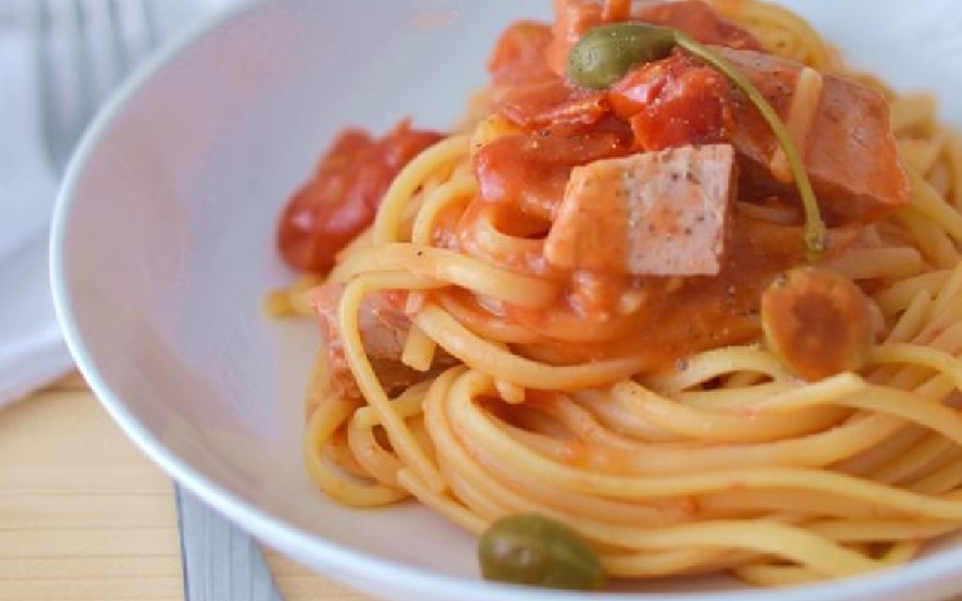 Linguine pomodorino tonno fresco olive e capperi