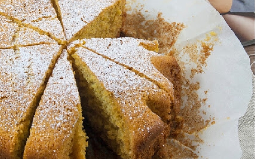 Torta senza glutine con bevanda all'avena