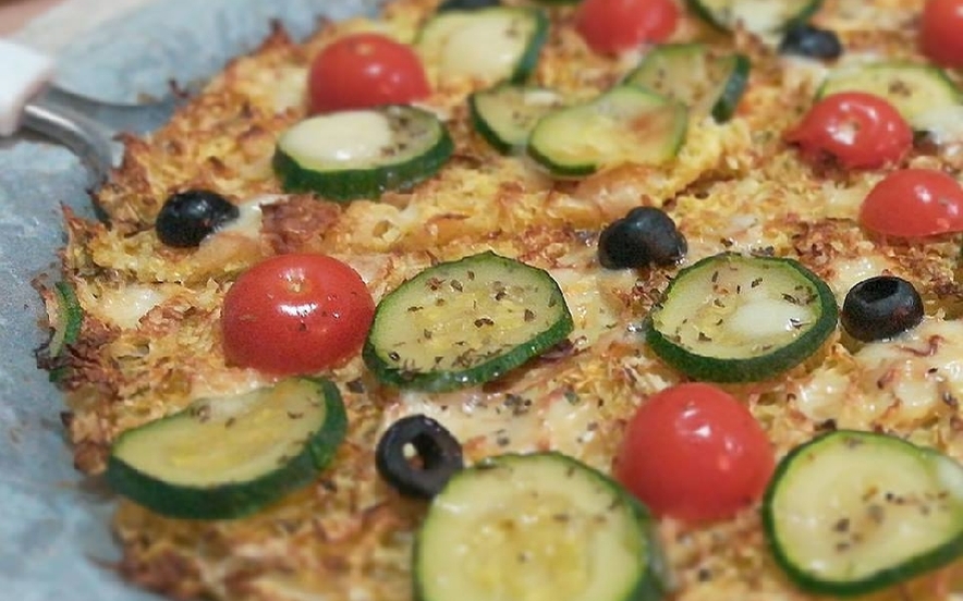 Finta pizza di verza con zucchine e pomodorini
