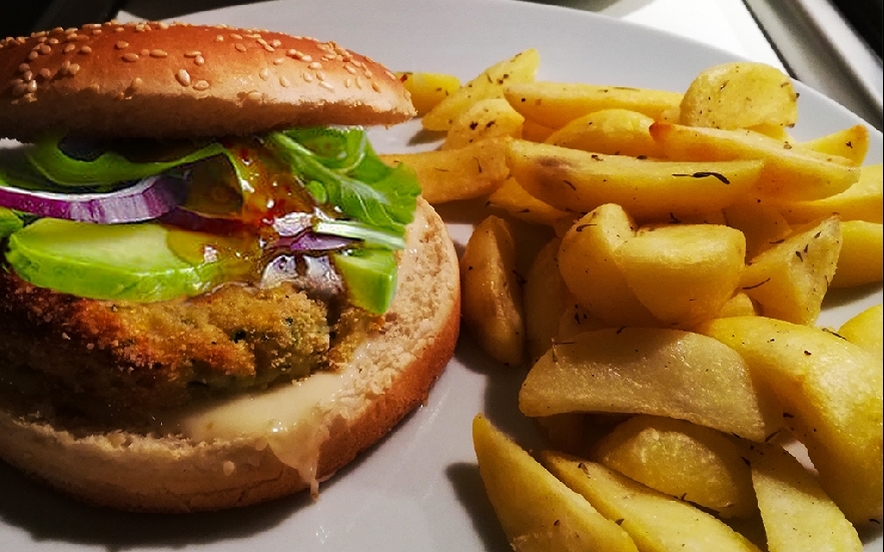 Burger di pesce e zucchine con avocado