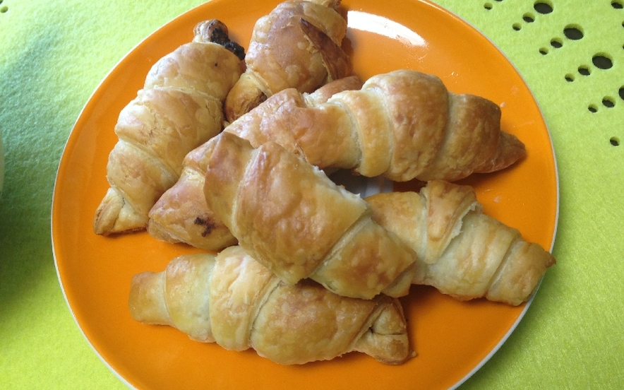 croissant di pasta sfoglia con crema al cioccolato