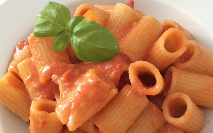 Mezzi rigatoni con datterini e stracchino