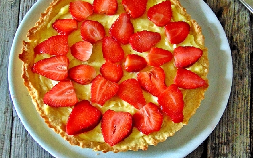 Crostata con crema pasticcera e fragole