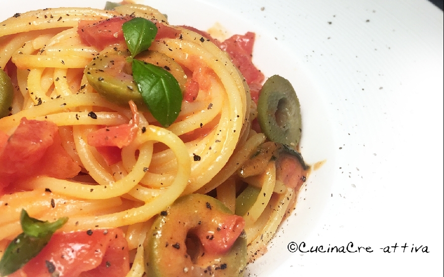 Spaghetti con datterini e robiola di capra