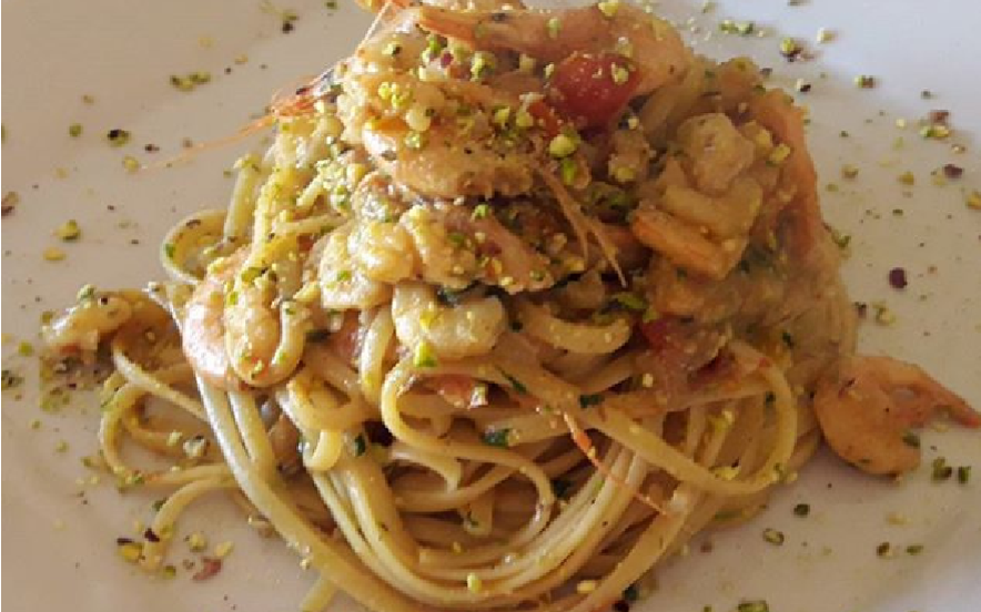 Linguine gamberoni pistacchi mandorle e ciliegino