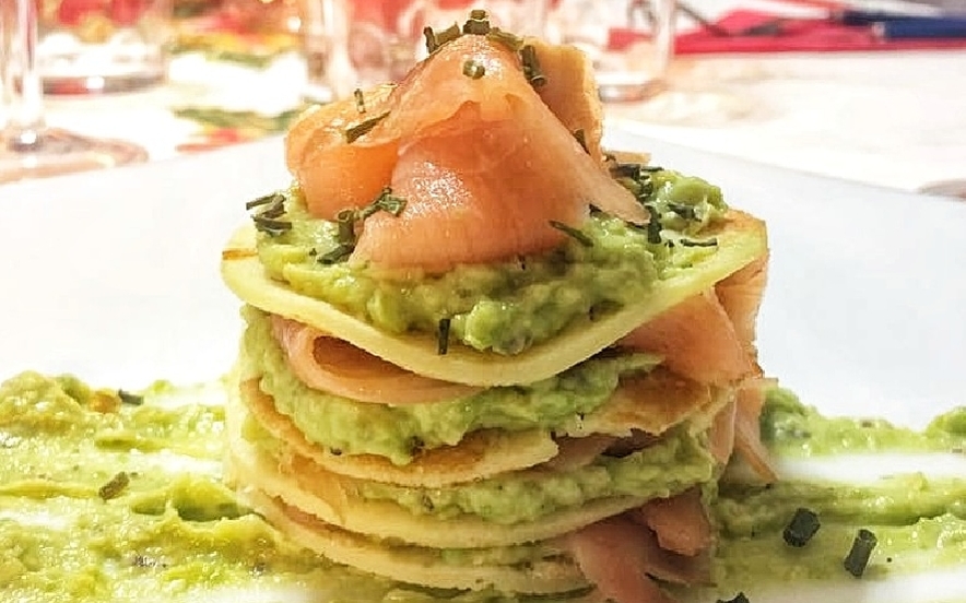 Millefoglie di crêpes al salmone e avocado