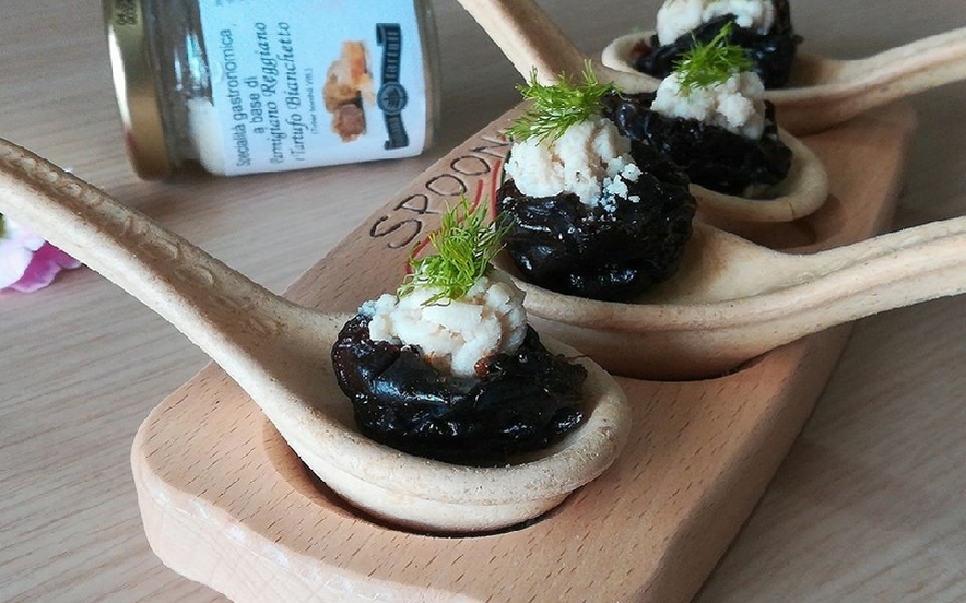 Cucchiaini di pane e prugne al tartufo