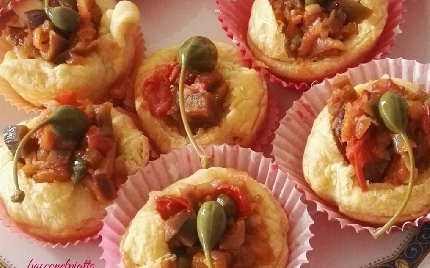 Scrigni di sfoglia con caponata piccante