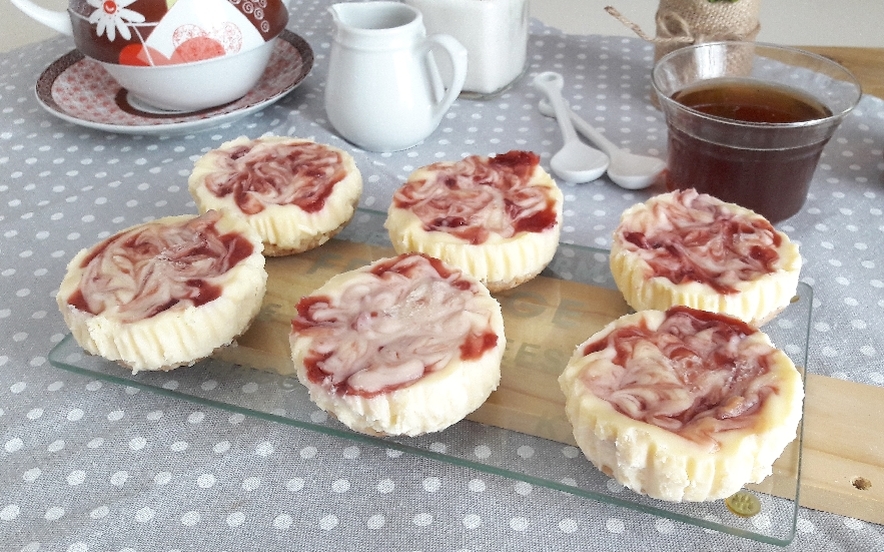 Mini cheesecakes variegate alla fragola