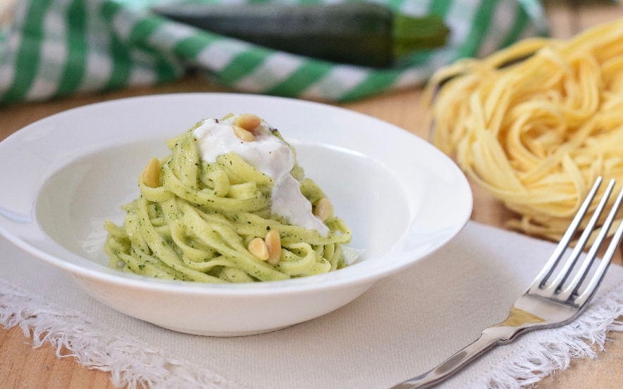 Tagliatelle con crema di zucchine e stracciatella - Manjoo