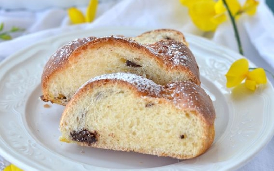 Treccia lievitata di pasta brioche con cioccolato