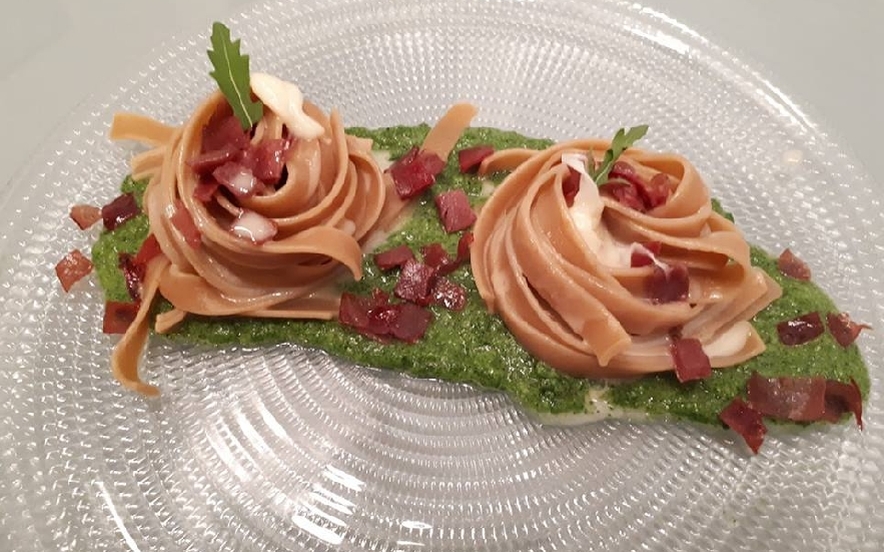 Tagliatelle con pesto di rucola, bresaola e Asiago