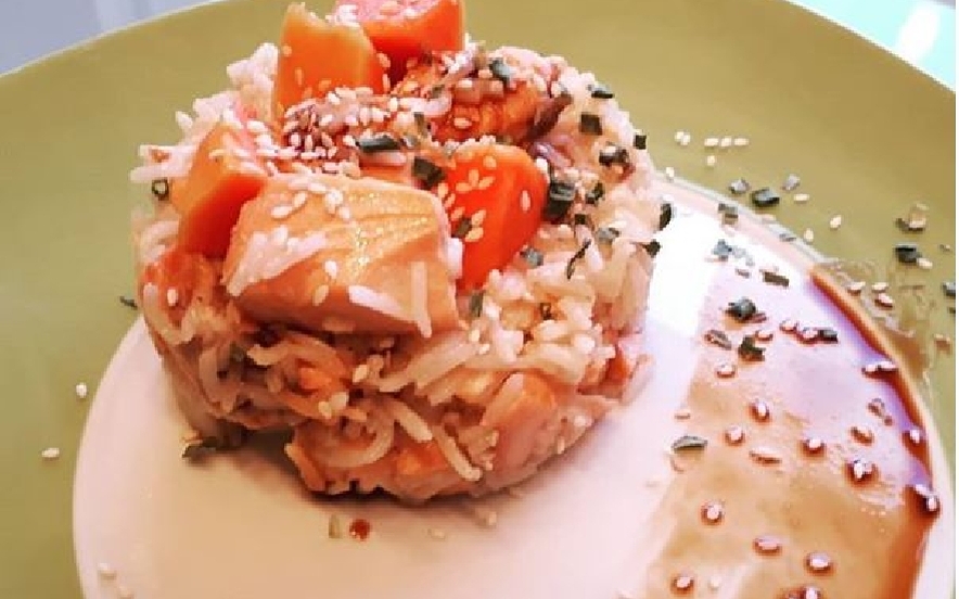 Riso basmati al latte di cocco, salmone e papaya