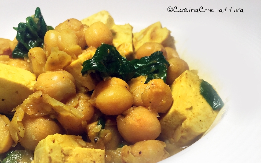 Ceci alla curcuma, tofu affumicato, spinaci