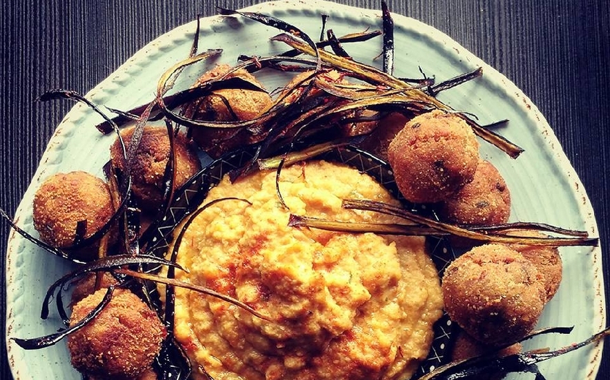 Sfere di melanzane e hummus