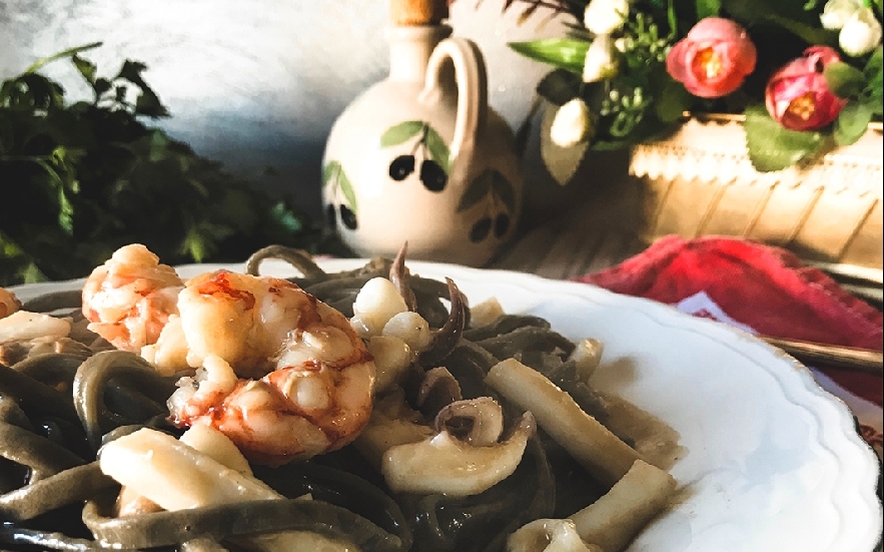 Linguine al nero di seppia con frutti di mare