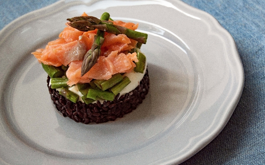 Tartare di riso nero, salmone, robiola e asparagi