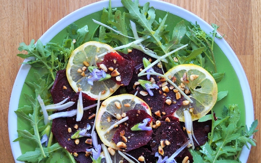 Carpaccio di barbabietola rossa e fiori di salvia