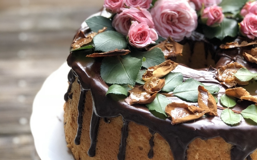 Chiffon Cake alla rosa e petali caramellati