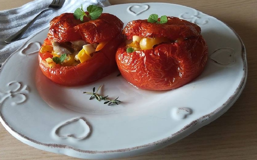 Pomodori al forno con verdure e cacioricotta