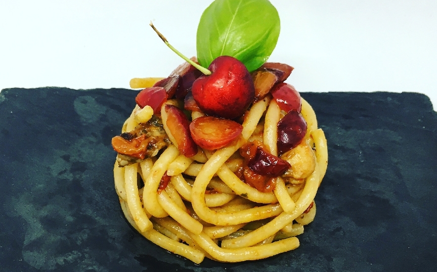 Pici con coniglio alla cacciatora e ciliegie