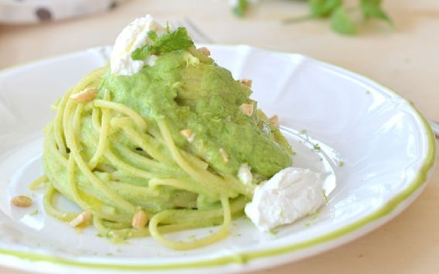 Spaghetti con crema di zucchine, ricotta e menta