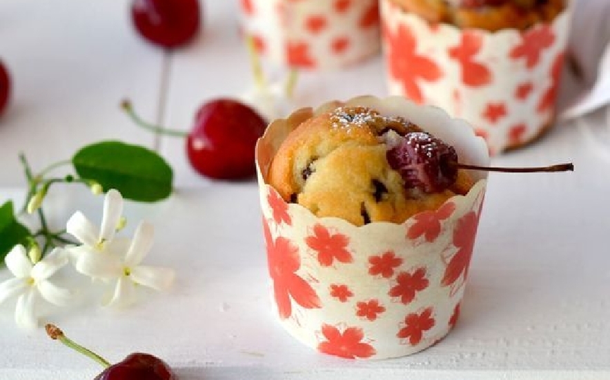Muffin senza burro con ciliegie e cioccolato