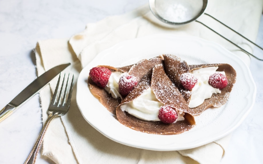 Crepes al cioccolato con lamponi e panna