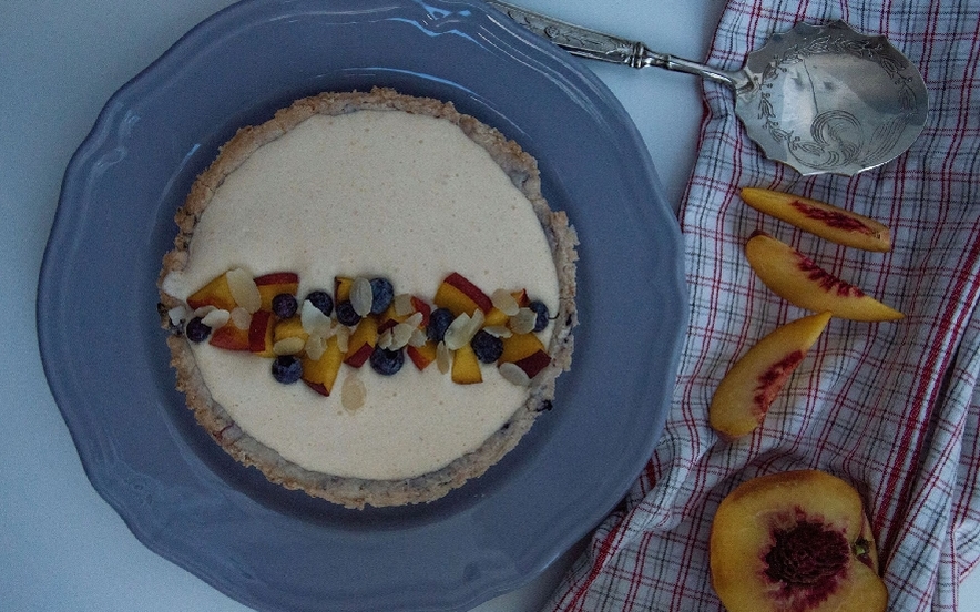 Crostata alla pesca con frolla al mirtillo