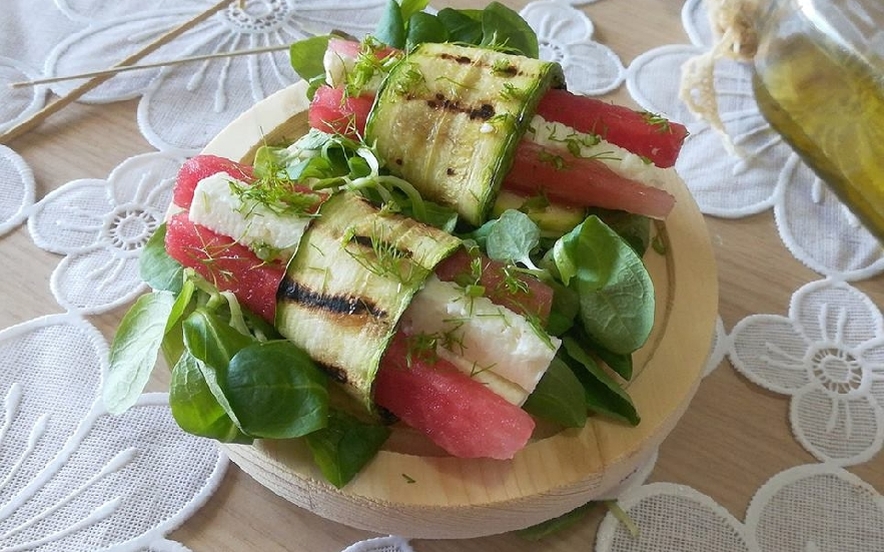 Involtini di zucchina con cocomero e feta greca