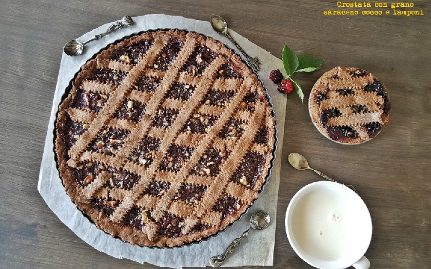 Crostata con grano saraceno cocco e lamponi