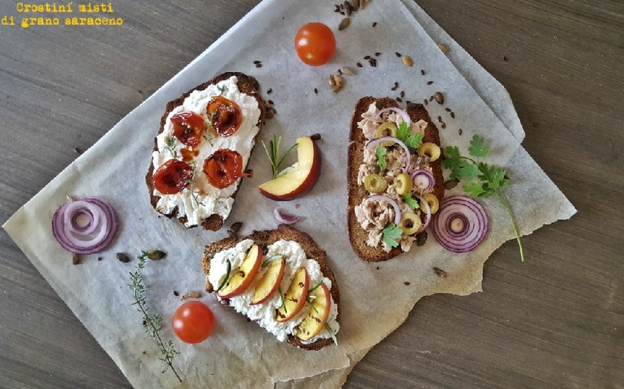 Crostini misti di grano saraceno e farro