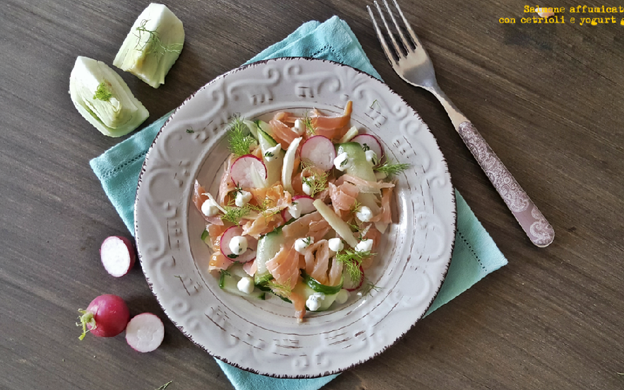 Salmone affumicato con cetrioli e yogurt greco