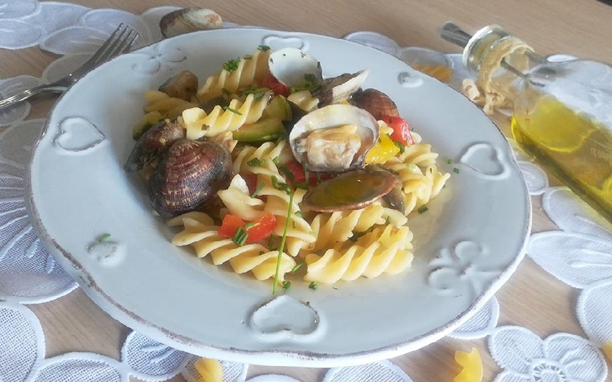 Pasta all'ortolana con vongole