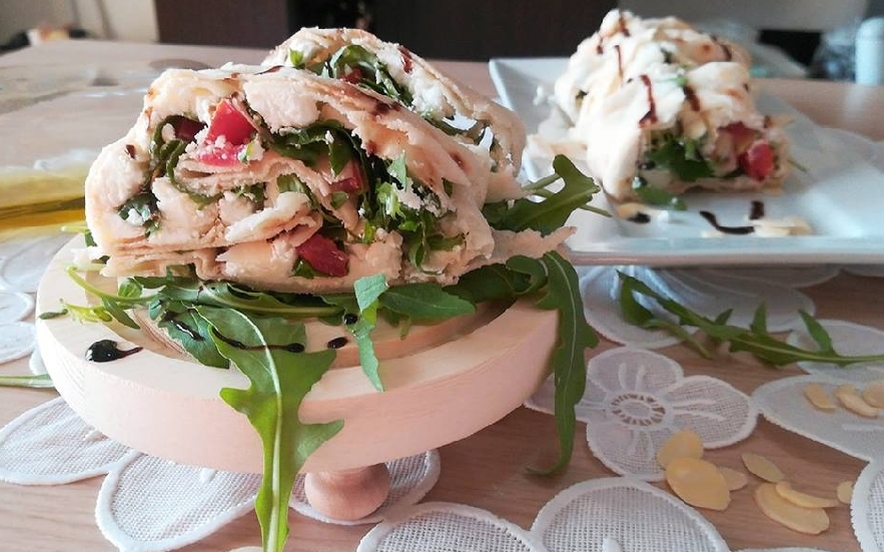 Rotolini di pane carasau con caprino e mandorle