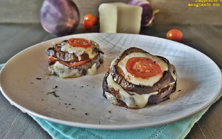 Torrette di melanzane con pomodorini e formaggio