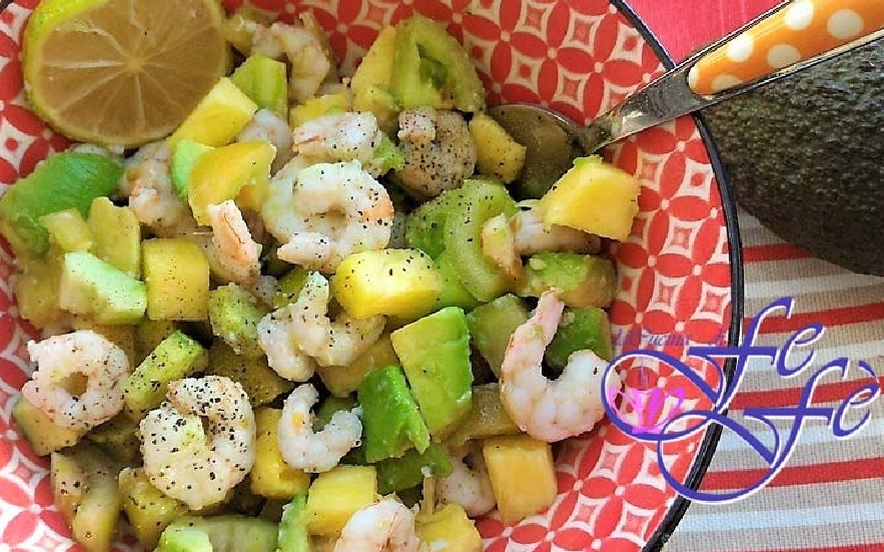 Insalata esotica di gamberetti, avocado e ananas