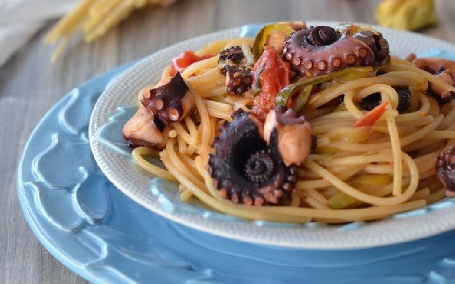 Spaghetti con pomodorini polpo e zucchine