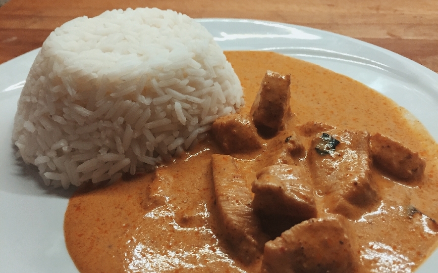 Zuppa thailandese di Massaman curry con pollo