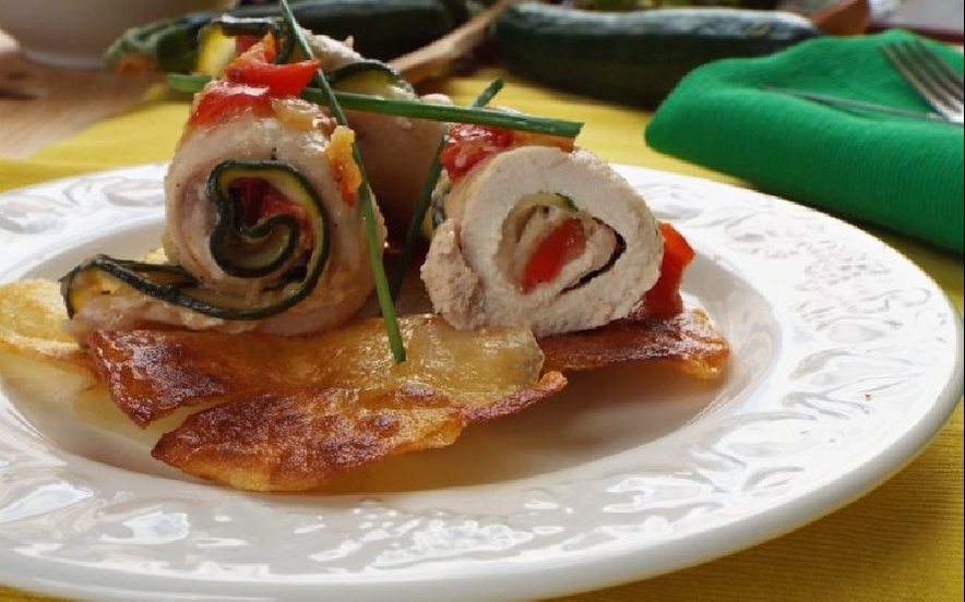 Involtini di pollo con zucchine pomodoro e zenzero