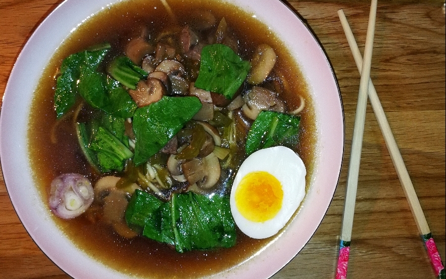 Pak choi zuppa con champignon e manzo