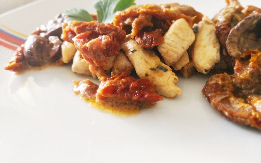 Pollo con pomodori secchi e olive nere