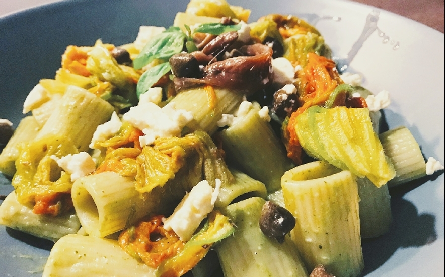 Mezze maniche fiori di  zucca, acciughe e feta