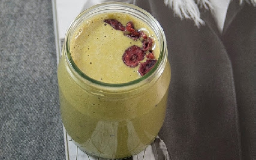 Smoothie con kiwi e tè matcha